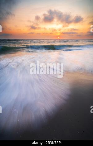 Nordsee nahe Hvide Sande und RingkÃ¸bing Fjord bei Sonnenuntergang Stockfoto