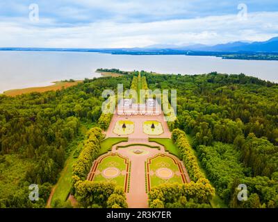 Herrenchiemsee Palace Luftpanorama, es ist ein Komplex von königlichen Gebäuden auf Herreninsel, die größte Insel im Chiemsee, im südlichen B Stockfoto