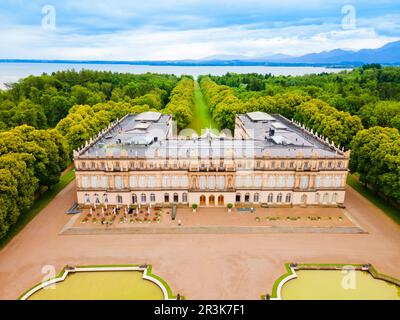 Herrenchiemsee Palace Luftpanorama, es ist ein Komplex von königlichen Gebäuden auf Herreninsel, die größte Insel im Chiemsee, im südlichen B Stockfoto