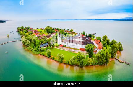 Frauenchiemsee oder Kloster Frauenworth Luftpanorama, es ist eine Benediktinerabtei auf der Insel Frauenchiemsee im Chiemsee, Bayern in Germ Stockfoto