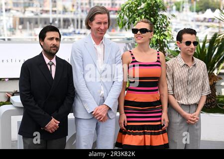 Jason Schwartzman, Wes Anderson, Scarlett Johansson und Jake Ryan, die während des Filmfestivals 76. in Cannes, Frankreich, an der Fotokonferenz für Asteroid City teilnahmen. Bilddatum: Mittwoch, 24. Mai 2023. Das Foto sollte lauten: Doug Peters/PA Wire Stockfoto