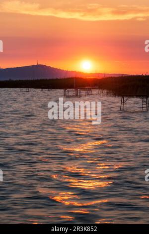 Der Balaton-See geht bei Sonnenaufgang über der Stadt Fonyod auf Stockfoto