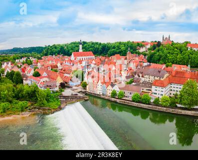 Luftpanorama des Flusses Lech in Landsberg am Lech, einer Stadt im Südwesten Bayerns, Deutschland Stockfoto