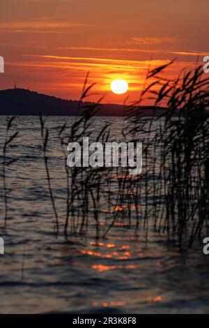 Die Sonne geht über der Stadt Fonyod am Balaton auf Stockfoto