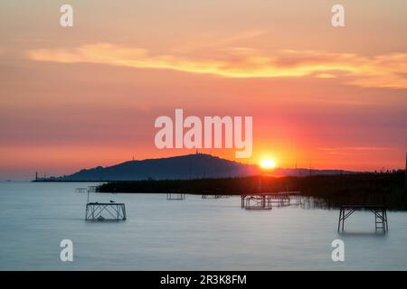 Sonnenaufgang über der Stadt Fonyod am Balaton in Ungarn Stockfoto