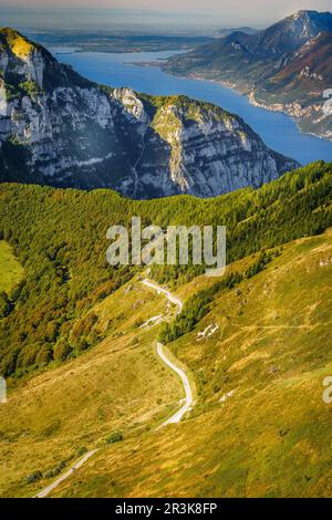 Monte Baldo und Monte Altissimo mit Gardasee im Herbst Stockfoto