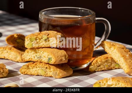 Biscotti Cantuccini Kekse mit Pistazien und Zitronenschale. Eine Tasse Tee. Teatime Break gesundes Essen. Ge Stockfoto