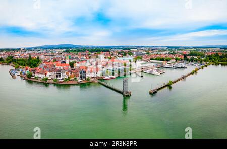 Friedrichshafen Luftpanorama. Friedrichshafen ist eine Stadt am Ufer des Bodensees in Bayern. Stockfoto