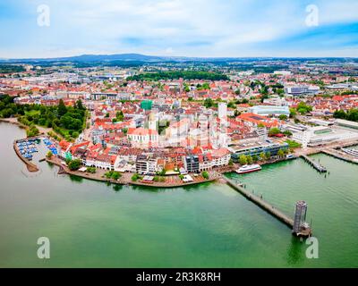 Friedrichshafen Luftpanorama. Friedrichshafen ist eine Stadt am Ufer des Bodensees in Bayern. Stockfoto