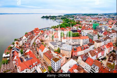 Friedrichshafen Luftpanorama. Friedrichshafen ist eine Stadt am Ufer des Bodensees in Bayern. Stockfoto
