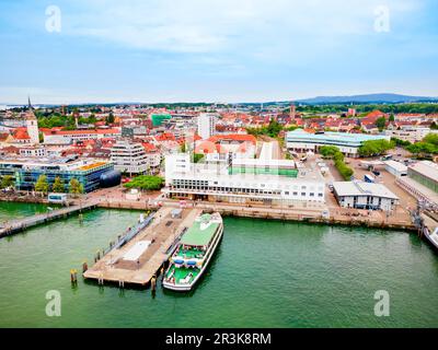 Friedrichshafen Luftpanorama. Friedrichshafen ist eine Stadt am Ufer des Bodensees in Bayern. Stockfoto