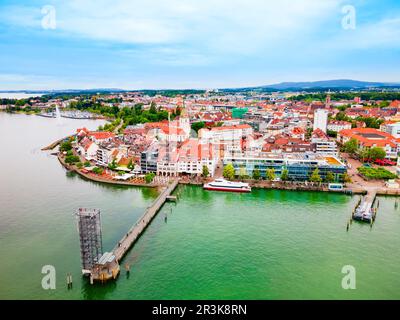 Friedrichshafen Luftpanorama. Friedrichshafen ist eine Stadt am Ufer des Bodensees in Bayern. Stockfoto