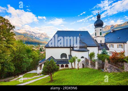 Die Wallfahrtskirche St. Anton ist eine Wallfahrtskirche und ein Franziskanerkloster oberhalb der Stadt Garmisch-Partenkirchen in Bayern Stockfoto