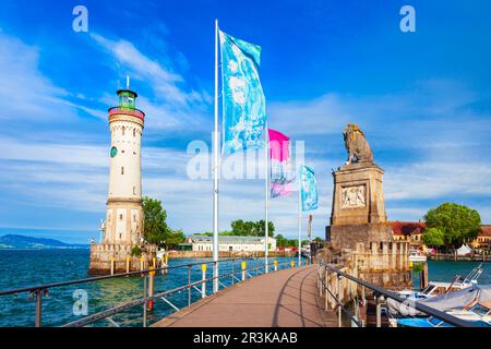 Neuer Lindau Leuchtturm und bayerische Löwenskulptur im Hafen von Lindau. Lindau ist eine große Stadt und Insel am Bodensee oder Bodensee in Bayern Stockfoto