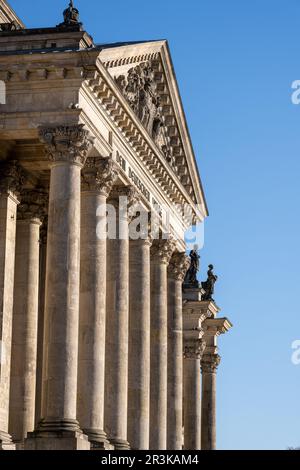 Der Eingang zum historischen Reichstag in Berlin, dem deutschen parlamentsgebäude Stockfoto