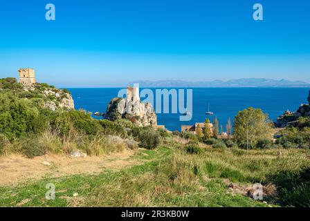 Wachtürme der Tonnara von Scopello, der Torre della Tonnara in Sizilien Stockfoto