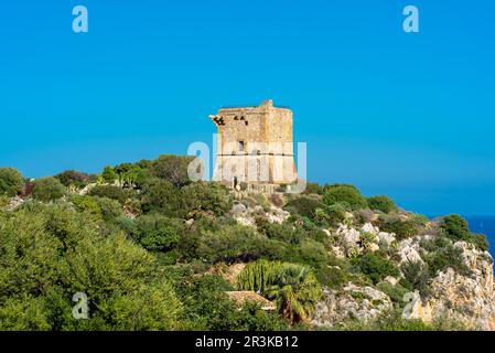 Wachturm der Tonnara von Scopello, der Torre della Tonnara in Sizilien Stockfoto