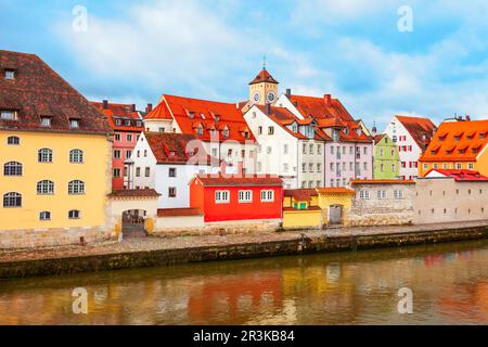 Regensburger Altstadt mit bunten Häusern. Regensburg ist eine Stadt an der Donau in Bayern. Stockfoto