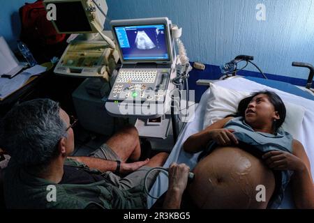 Examen por Ultrasonidos, Centro de Salud, Lancetillo (La Parroquia), Municipio de Uspantán, Quiche, Sierra de Chamá, Guatemala, Mittelamerika. Stockfoto