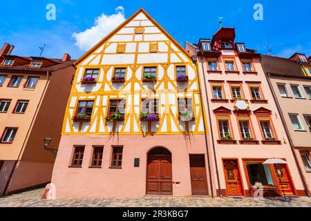 Die Weißgerbergasse mit buntem Holzrahmen oder Holzwerkhäusern in der Nürnberger Altstadt. Nürnberg ist die zweitgrößte Stadt des bayerischen Bundesstaates Stockfoto