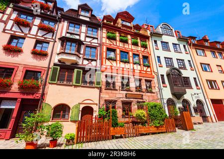 Die Weißgerbergasse mit buntem Holzrahmen oder Holzwerkhäusern in der Nürnberger Altstadt. Nürnberg ist die zweitgrößte Stadt des bayerischen Bundesstaates Stockfoto