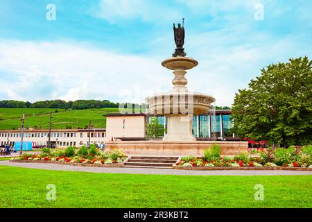 Kilianbrunnen in der Nähe des Hauptbahnhofs oder des Hauptbahnhofs von Würzburg. Es ist der Hauptbahnhof, der die Stadt Nürnberg in Bayern, Germa, verbindet Stockfoto