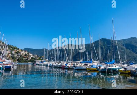 Segelboote, die an einem Sommertag am luganer See angelegt haben Stockfoto