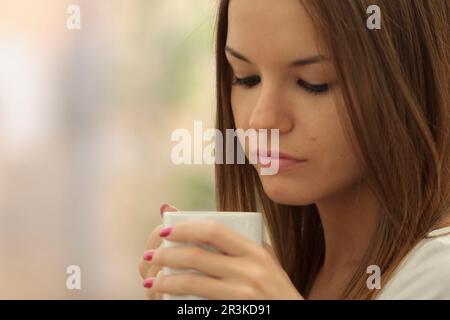 Mujer joven bebiendo de una taza, islas baleares, Spanien. Stockfoto