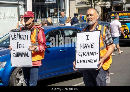 London, Großbritannien. 24. Mai 2023. "Just Stop Oil" -Aktivisten veranstalten friedliche langsam-Walk-Proteste in Turnham Green. Kredit: Sinai Noor/Alamy Live News Stockfoto