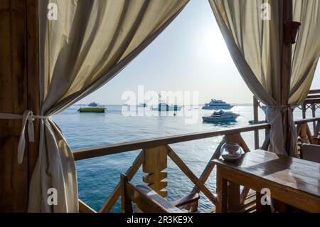 Blick von der Terrasse des Restaurants auf die Schiffe im Roten Meer in Ägypten Stockfoto