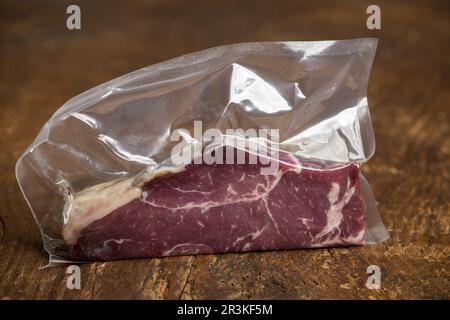 Rohes Steak in einer Sous-Vide-Tüte Stockfoto