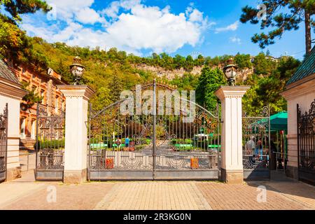 Borjomi Central Resort Park Eingangstor. Borjomi ist ein Ferienort in Samtskhe Javakheti Region in Georgien. Stockfoto