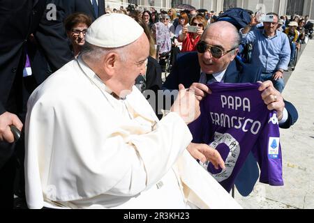 Vatikan, Vatikan. 24. Mai 2023. Italien, Rom, Vatikan, 2023/5/24 .Papst Franziskus während der wöchentlichen allgemeinen Audienz in St. Peters Platz im Vatikan. Foto der Vatikanischen Medien / katholisches Pressefoto . BESCHRÄNKT AUF REDAKTIONELLE VERWENDUNG - KEIN MARKETING - KEINE WERBEKAMPAGNEN. Kredit: Unabhängige Fotoagentur/Alamy Live News Stockfoto