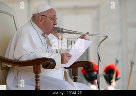 Vatikan, Vatikan. 24. Mai 2023. Italien, Rom, Vatikan, 2023/5/24 .Papst Franziskus während der wöchentlichen allgemeinen Audienz in St. Peters Platz im Vatikan. Foto der Vatikanischen Medien / katholisches Pressefoto . BESCHRÄNKT AUF REDAKTIONELLE VERWENDUNG - KEIN MARKETING - KEINE WERBEKAMPAGNEN. Kredit: Unabhängige Fotoagentur/Alamy Live News Stockfoto