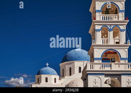 Kirche des Heiligen Kreuzes mit blauer Kuppel und riesigem Glockenturm - Perissa, Santorin, Griechenland Stockfoto