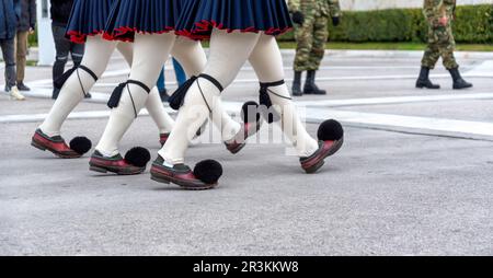 Griechische Evzone-Soldaten in traditionellen Kostümen Stockfoto