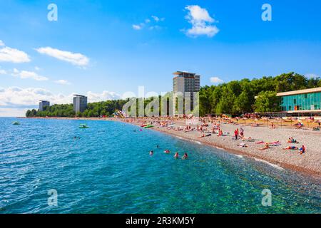 Pitsunda, Georgia - 05. Oktober 2020: Panoramablick über den Strand von Pitsunda. Es ist ein Resort-Ort am Schwarzen Meer, Gagra-Viertel von Abchasi Stockfoto