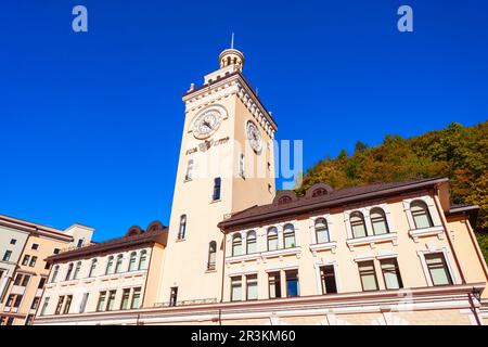 Rosa Khutor, Russland - 06. Oktober 2020: Rathaus im Zentrum von Roza Khutor, einem alpinen Skigebiet in der Nähe von Krasnaja Poljana Stadt in Sotschi regio Stockfoto