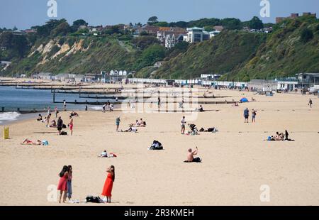 Die Leute genießen das warme Wetter am Bournemouth Beach in Dorset. Bilddatum: Mittwoch, 24. Mai 2023. Stockfoto