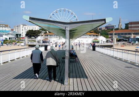 Die Leute machen sich auf den Weg zum Bournemouth Pier in Dorset. Bilddatum: Mittwoch, 24. Mai 2023. Stockfoto