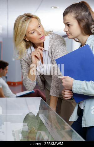 Seriöse junge Architektin mit Lehrerin Stockfoto