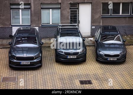 OSTRAVA, TSCHECHISCHE REPUBLIK - 23. FEBRUAR 2023: Drei graue Skoda-Autos, Octavia Combi, Karoq und elektrisches Enyaq laden und parken Stockfoto