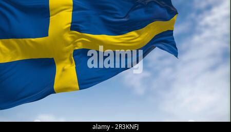 Nahaufnahme der schwedischen Nationalflagge, die im Wind weht Stockfoto