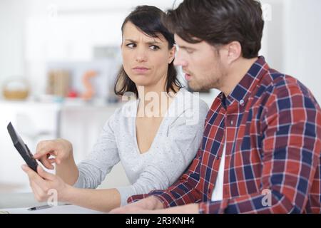 Junge Familien, die mit persönlichen Finanzen zu kämpfen haben Stockfoto