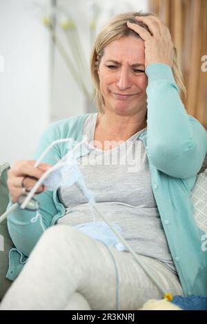 Seniorin näht zu Hause Stockfoto