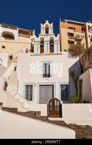 Wunderschöne kleine blau-orthodoxe Kirche mit Glockenturm - Fira, Santorini Insel, Griechenland Stockfoto