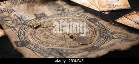 Alte esoterische Hexerei Hintergrund. Das alte Symbol der Ukulten und des Heidentums, mit geheimnisvollem Runenalphabet Stockfoto