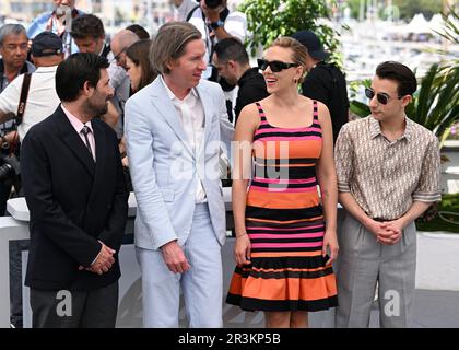 Cannes, Frankreich. 24. Mai 2023. Cannes, Frankreich. 24. Mai 2023 Jason Schwartzman, Wes Anderson, Scarlett Johansson und Jake Ryan bei der Fotokonferenz für Asteroid City, Teil des Filmfestivals 76. in Cannes, Palais des Festival. Kredit: Doug Peters/Alamy Live News Stockfoto