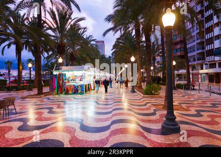 Alicante, Spanien - 17. Oktober 2021: Promenade in der Nähe des Hafens von Alicante. Alicante ist eine Stadt in der spanischen Region Valencia. Stockfoto
