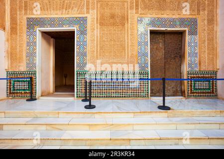 Granada, Spanien - 20. Oktober 2021: Das Innere des Alhambra-Palastes. Die Alhambra ist ein Festungskomplex in Granada, Andalusien in Spanien. Stockfoto